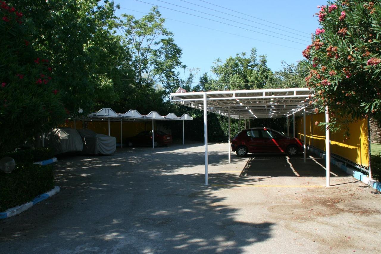 Batis Hotel Livanatai Exterior photo
